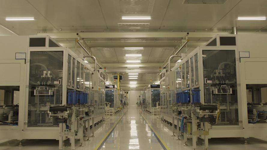 在智能化方面,該工廠采用世界先進(jìn)的電池自動(dòng)化生產(chǎn)設(shè)備,自動(dòng)化率達(dá)95